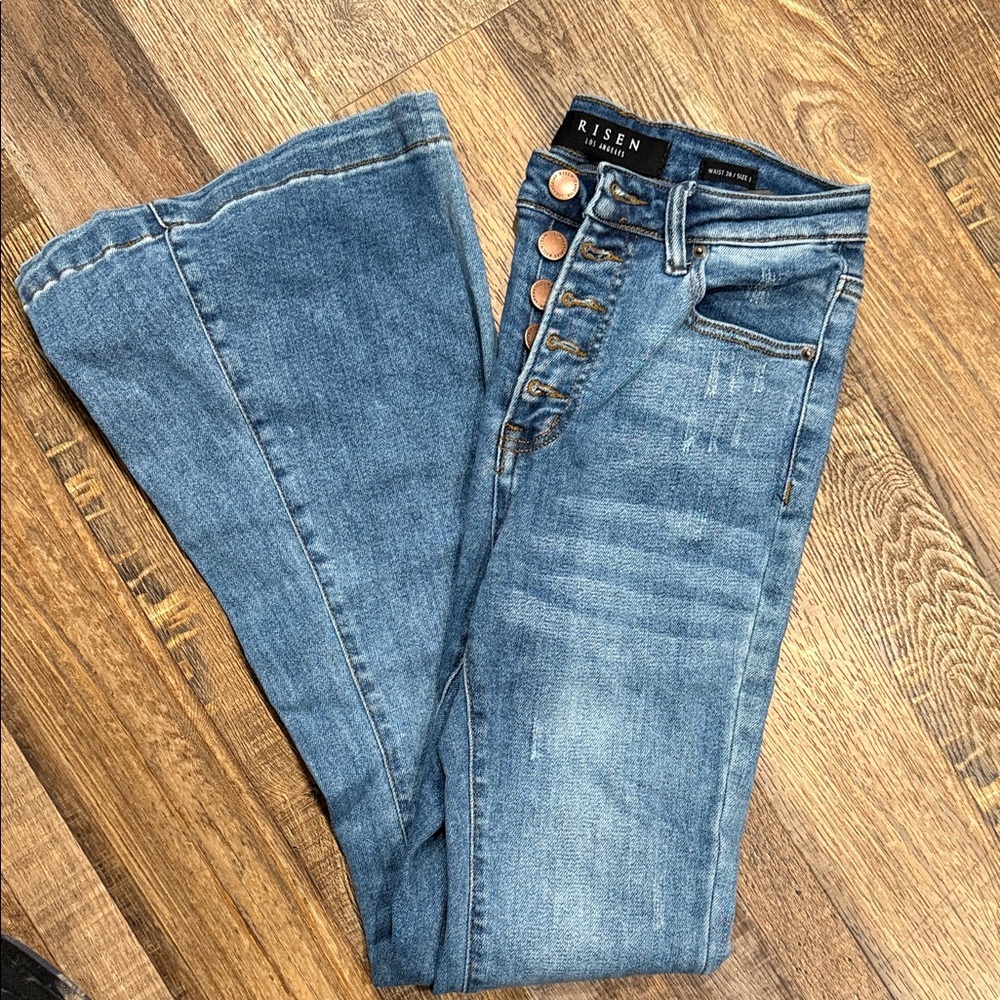 Straight Leg / Boot Cut / No Tags but never work
5 Button “zipper”